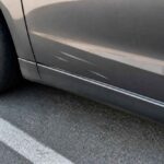 Uszkodzony samochód na parkingu  