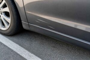 Uszkodzony samochód na parkingu  