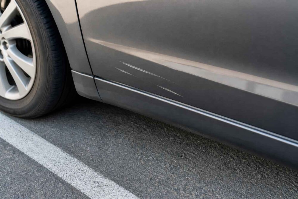 Uszkodzony samochód na parkingu  